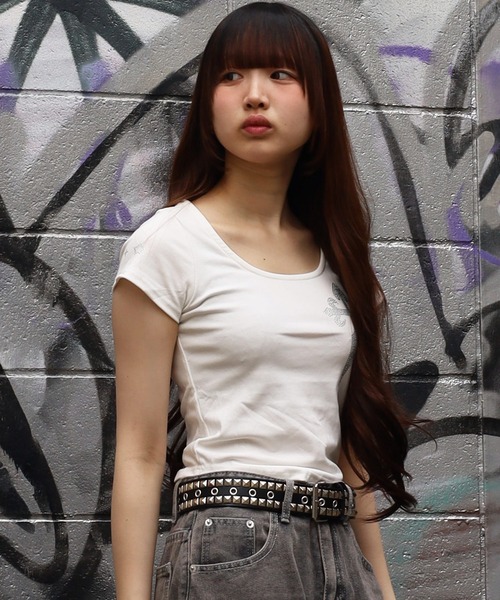 ATMARK(アットマーク)の「《2サイズ展開 / LADIES 》クロスラインストーン ショート丈Tシャツ(Tシャツ/カットソー・レディース・ホワイト/ブラック・L/M)」の19枚目の写真