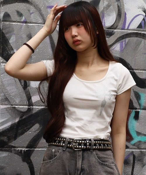 ATMARK(アットマーク)の「《2サイズ展開 / LADIES 》クロスラインストーン ショート丈Tシャツ(Tシャツ/カットソー・レディース・ホワイト/ブラック・L/M)」の16枚目の写真