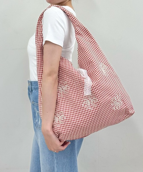 frunco(フランコ)の「デイジー刺繍ギンガムチェックリボントート(トートバッグ・レディース・レッド/ブルー・FREE)」の2枚目の写真