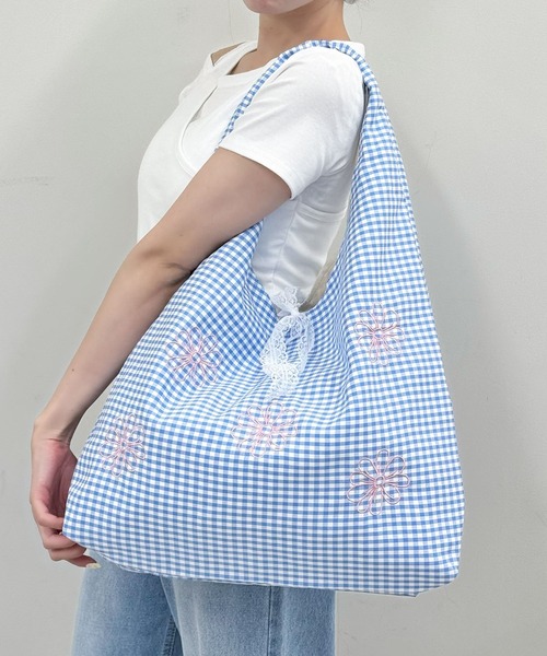 frunco(フランコ)の「デイジー刺繍ギンガムチェックリボントート(トートバッグ・レディース・レッド/ブルー・FREE)」の1枚目の写真