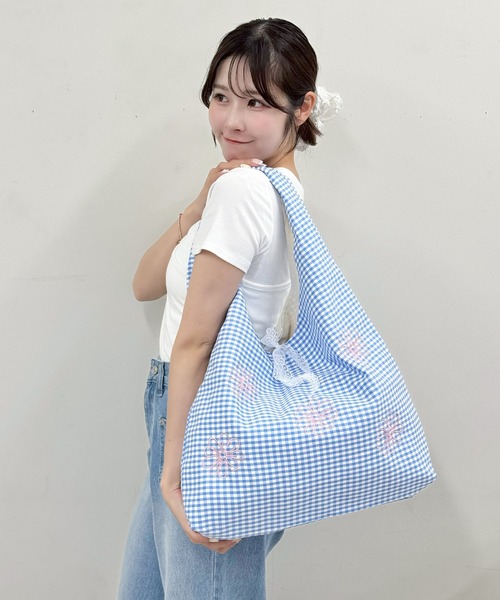 frunco(フランコ)の「デイジー刺繍ギンガムチェックリボントート(トートバッグ・レディース・レッド/ブルー・FREE)」の3枚目の写真