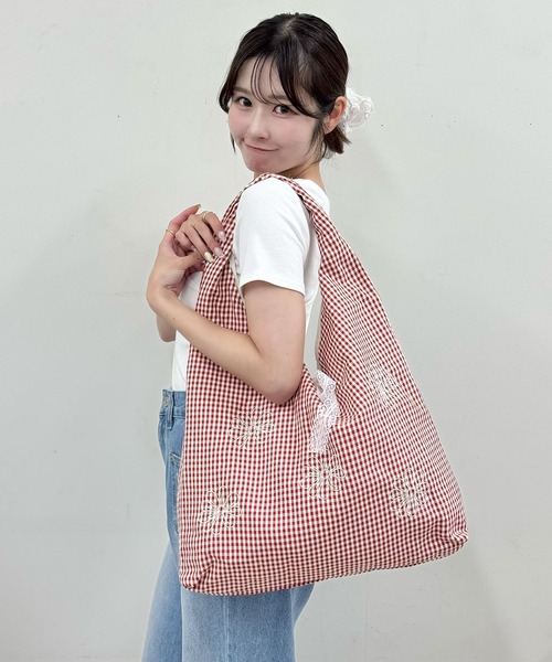 frunco(フランコ)の「デイジー刺繍ギンガムチェックリボントート(トートバッグ・レディース・レッド/ブルー・FREE)」の4枚目の写真