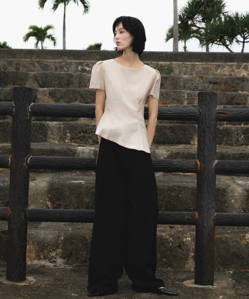 DEHEVE（デヘヴェ）の「Unbalance Frill Blouse [Beige]（シャツ/ブラウス・レディース・Beige・MEDIUM/SMALL）」の2枚目の写真