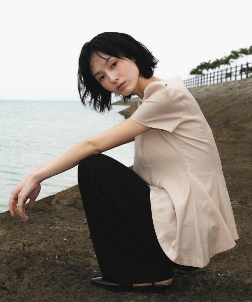 DEHEVE（デヘヴェ）の「Unbalance Frill Blouse [Beige]（シャツ/ブラウス・レディース・Beige・MEDIUM/SMALL）」の3枚目の写真