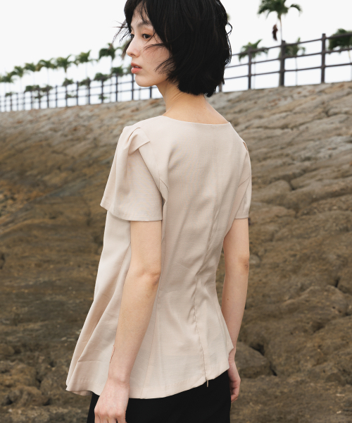 DEHEVE（デヘヴェ）の「Unbalance Frill Blouse [Beige]（シャツ/ブラウス・レディース・Beige・MEDIUM/SMALL）」の5枚目の写真