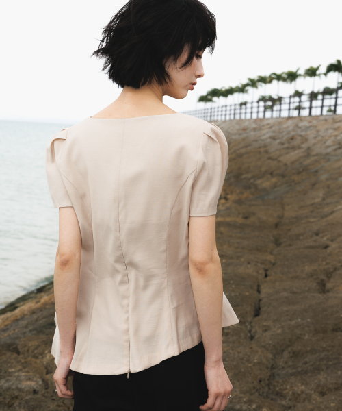 DEHEVE（デヘヴェ）の「Unbalance Frill Blouse [Beige]（シャツ/ブラウス・レディース・Beige・MEDIUM/SMALL）」の6枚目の写真