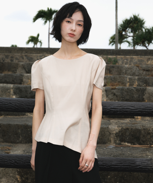 DEHEVE（デヘヴェ）の「Unbalance Frill Blouse [Beige]（シャツ/ブラウス・レディース・Beige・MEDIUM/SMALL）」の11枚目の写真