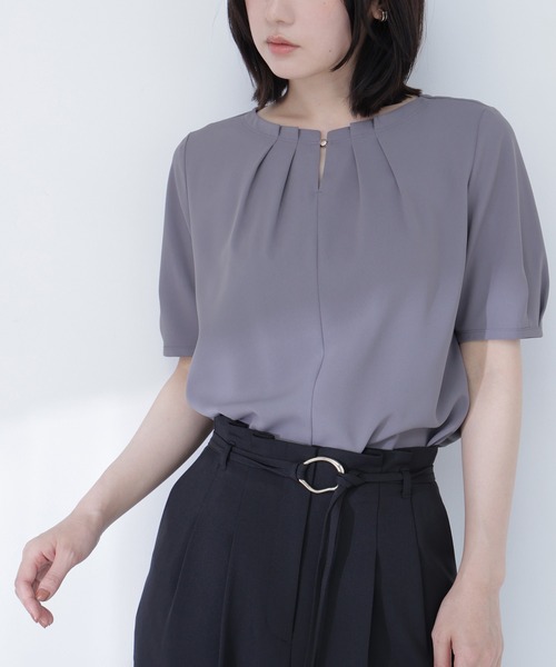 NATURAL BEAUTY BASIC(ナチュラルビューティーベーシック)の「ネックタックブラウス半袖(シャツ/ブラウス・レディース・ライトグリーン/チャコールグレー/オフホワイト・SMALL/MEDIUM)」の2枚目の写真