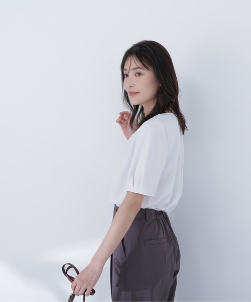 NATURAL BEAUTY BASIC(ナチュラルビューティーベーシック)の「ネックタックブラウス半袖(シャツ/ブラウス・レディース・ライトグリーン/チャコールグレー/オフホワイト・SMALL/MEDIUM)」の11枚目の写真