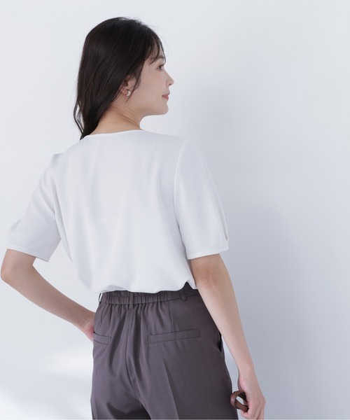 NATURAL BEAUTY BASIC(ナチュラルビューティーベーシック)の「ネックタックブラウス半袖(シャツ/ブラウス・レディース・ライトグリーン/チャコールグレー/オフホワイト・SMALL/MEDIUM)」の12枚目の写真