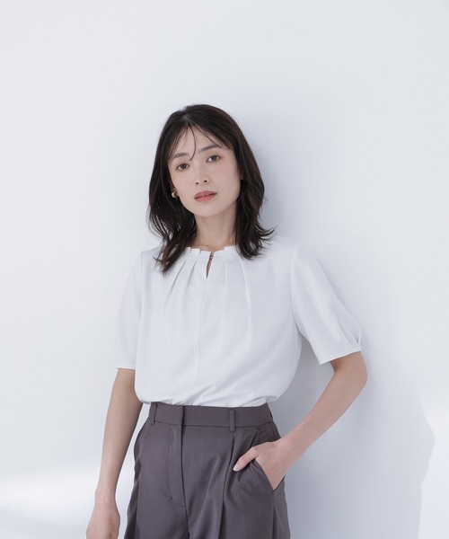 NATURAL BEAUTY BASIC(ナチュラルビューティーベーシック)の「ネックタックブラウス半袖(シャツ/ブラウス・レディース・ライトグリーン/チャコールグレー/オフホワイト・SMALL/MEDIUM)」の16枚目の写真