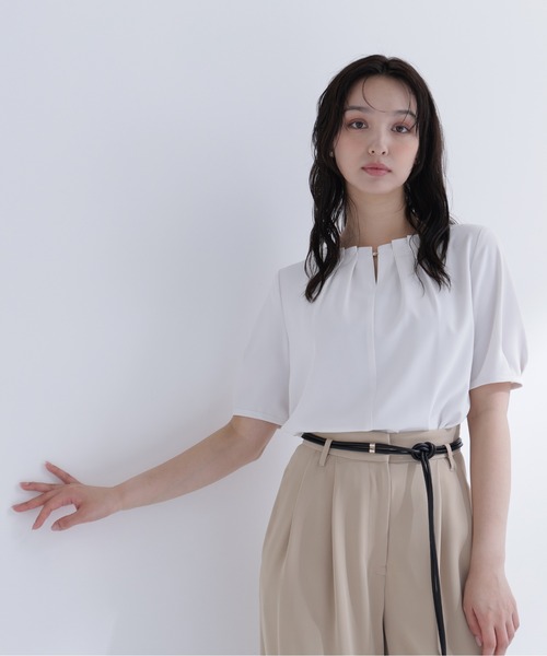 NATURAL BEAUTY BASIC(ナチュラルビューティーベーシック)の「ネックタックブラウス半袖(シャツ/ブラウス・レディース・ライトグリーン/チャコールグレー/オフホワイト・SMALL/MEDIUM)」の9枚目の写真