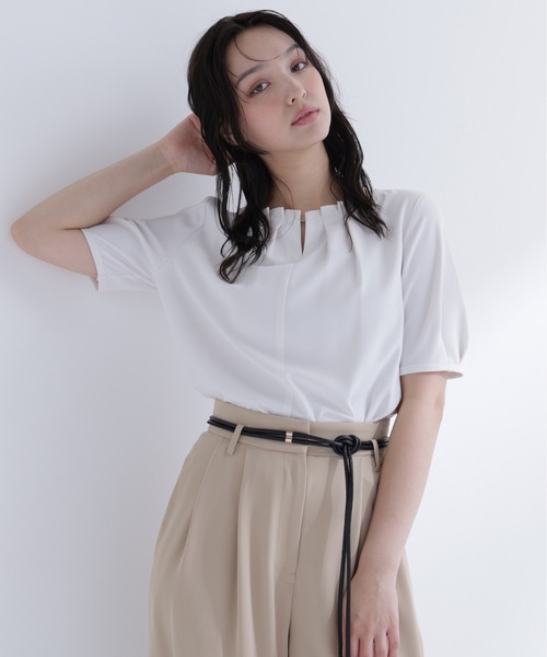 NATURAL BEAUTY BASIC(ナチュラルビューティーベーシック)の「ネックタックブラウス半袖(シャツ/ブラウス・レディース・ライトグリーン/チャコールグレー/オフホワイト・SMALL/MEDIUM)」の6枚目の写真