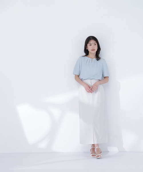 NATURAL BEAUTY BASIC(ナチュラルビューティーベーシック)の「ネックタックブラウス半袖(シャツ/ブラウス・レディース・ライトグリーン/チャコールグレー/オフホワイト・SMALL/MEDIUM)」の4枚目の写真