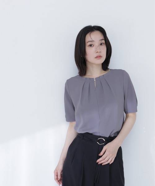 NATURAL BEAUTY BASIC(ナチュラルビューティーベーシック)の「ネックタックブラウス半袖(シャツ/ブラウス・レディース・ライトグリーン/チャコールグレー/オフホワイト・SMALL/MEDIUM)」の22枚目の写真