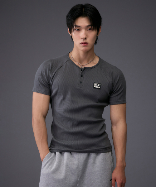 MIHAK(ミハク)の「メタルプレートマッスルフィットヘンリーネックTシャツ(チャコール)(Tシャツ/カットソー・メンズ・その他・1/4/3/2)」の1枚目の写真