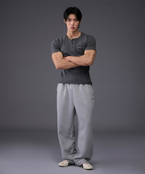 MIHAK(ミハク)の「メタルプレートマッスルフィットヘンリーネックTシャツ(チャコール)(Tシャツ/カットソー・メンズ・その他・1/4/3/2)」の2枚目の写真