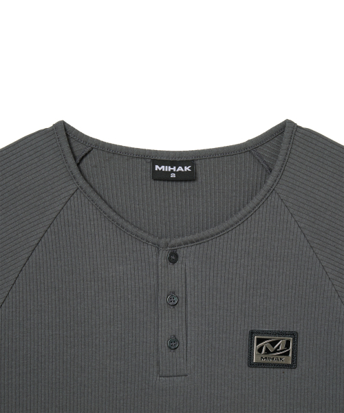 MIHAK(ミハク)の「メタルプレートマッスルフィットヘンリーネックTシャツ(チャコール)(Tシャツ/カットソー・メンズ・その他・1/4/3/2)」の6枚目の写真