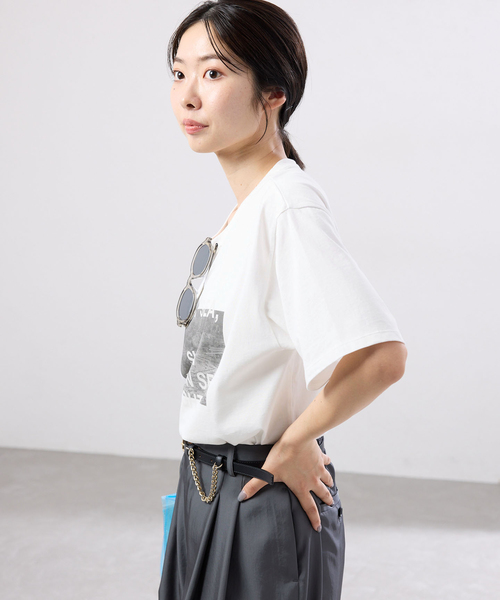 IENA(イエナ)の「《WEB限定/追加》コットンフォトプリント ロゴTシャツ(Tシャツ/カットソー・レディース・グレー/サックスブルー/グリーン・FREE)」の4枚目の写真