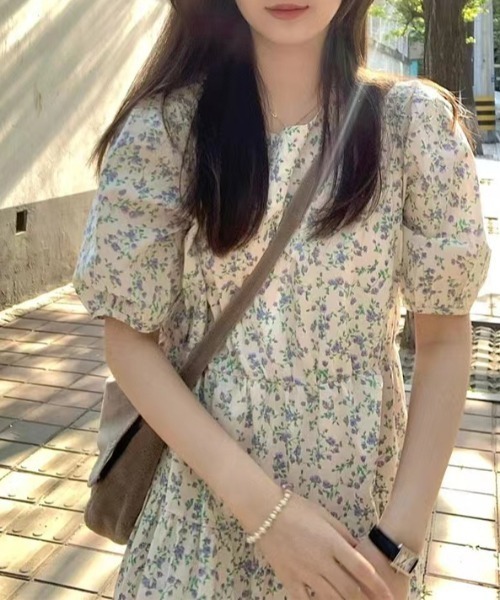 AMAJI（アマジ）の「総柄フラワー マキシ丈ワンピース（ワンピース・レディース・ベージュ・SMALL/MEDIUM/LARGE/X-LARGE）」の2枚目の写真