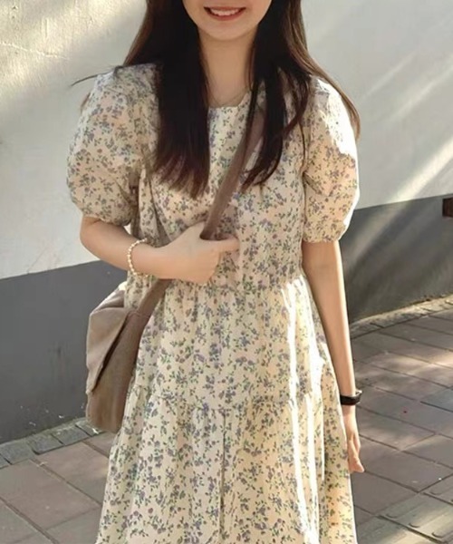 AMAJI（アマジ）の「総柄フラワー マキシ丈ワンピース（ワンピース・レディース・ベージュ・SMALL/MEDIUM/LARGE/X-LARGE）」の3枚目の写真