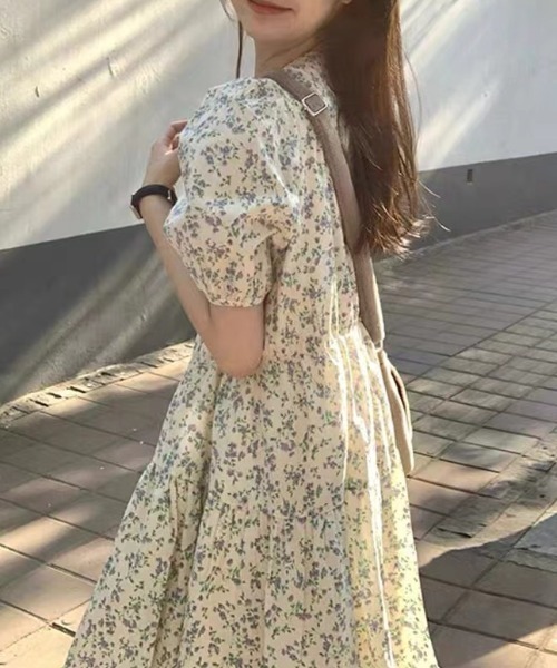 AMAJI（アマジ）の「総柄フラワー マキシ丈ワンピース（ワンピース・レディース・ベージュ・SMALL/MEDIUM/LARGE/X-LARGE）」の4枚目の写真