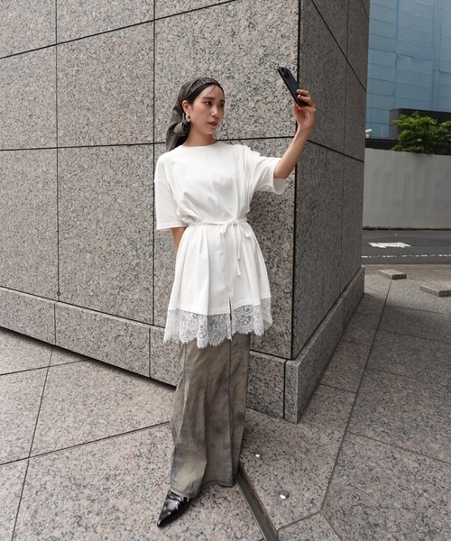 Ameri(アメリ)の「< ZOZOTOWN限定 > SCALLOP LACE SLIT OVER TEE(Tシャツ/カットソー・レディース・チャコールグレー/ホワイト/ベージュ・FREE)」の9枚目の写真