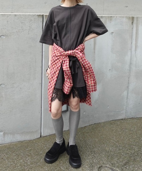Ameri(アメリ)の「< ZOZOTOWN限定 > SCALLOP LACE SLIT OVER TEE(Tシャツ/カットソー・レディース・チャコールグレー/ホワイト/ベージュ・FREE)」の4枚目の写真