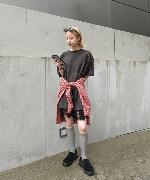 Ameri(アメリ)の「< ZOZOTOWN限定 > SCALLOP LACE SLIT OVER TEE(Tシャツ/カットソー・レディース・チャコールグレー/ホワイト/ベージュ・FREE)」の7枚目の写真