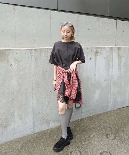 Ameri(アメリ)の「< ZOZOTOWN限定 > SCALLOP LACE SLIT OVER TEE(Tシャツ/カットソー・レディース・チャコールグレー/ホワイト/ベージュ・FREE)」の8枚目の写真