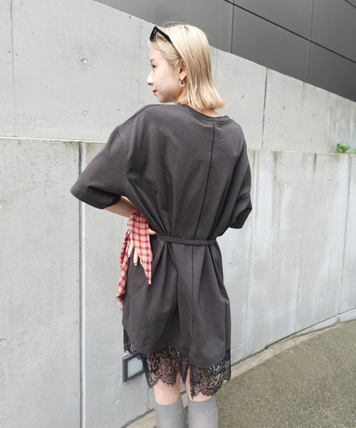 Ameri(アメリ)の「< ZOZOTOWN限定 > SCALLOP LACE SLIT OVER TEE(Tシャツ/カットソー・レディース・チャコールグレー/ホワイト/ベージュ・FREE)」の6枚目の写真