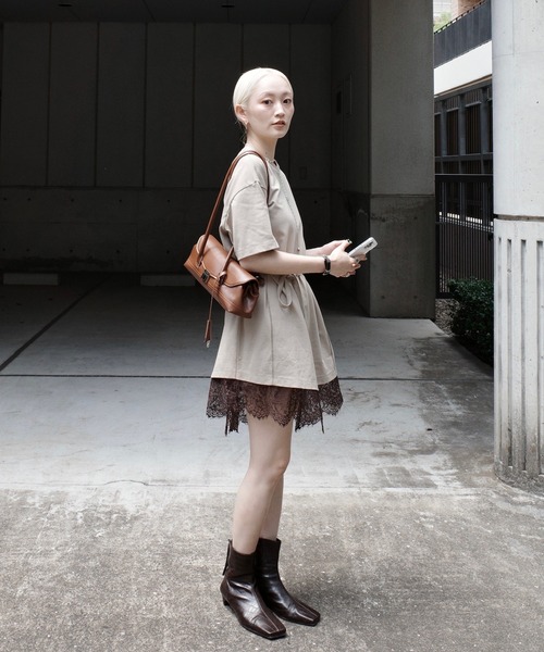 Ameri(アメリ)の「< ZOZOTOWN限定 > SCALLOP LACE SLIT OVER TEE(Tシャツ/カットソー・レディース・チャコールグレー/ホワイト/ベージュ・FREE)」の13枚目の写真