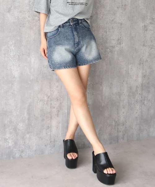 CECIL McBEE(セシルマクビー)の「【CECIL McBEE】ラインストーン付きデニムショートパンツ(デニムパンツ・レディース・ブラック/ブルー/サックスブルー・64/61)」の3枚目の写真