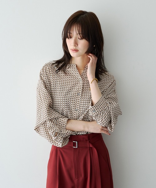 YECCA VECCA(イェッカヴェッカ)の「2wayボリューム袖ジオメ柄ブラウス(シャツ/ブラウス・レディース・ネイビー/アイボリー・FREE)」の1枚目の写真