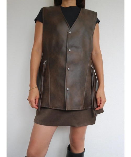 TRUNC(トランクエイティーエイト)の「V Neck Eco Leather Flared Vest(その他アウター・レディース・ブラック/ブラウン・FREE)」の2枚目の写真