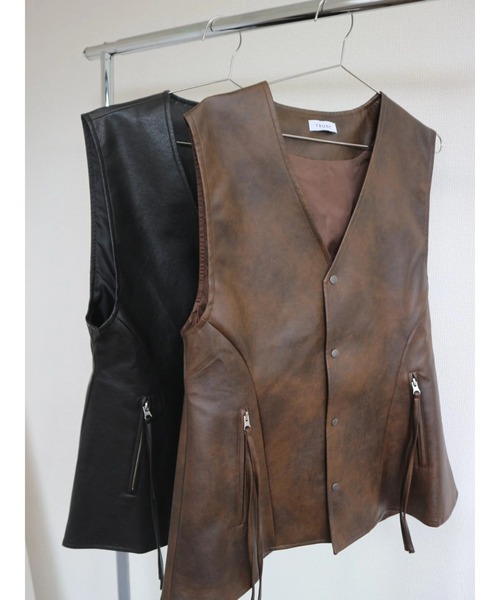 TRUNC(トランクエイティーエイト)の「V Neck Eco Leather Flared Vest(その他アウター・レディース・ブラック/ブラウン・FREE)」の3枚目の写真