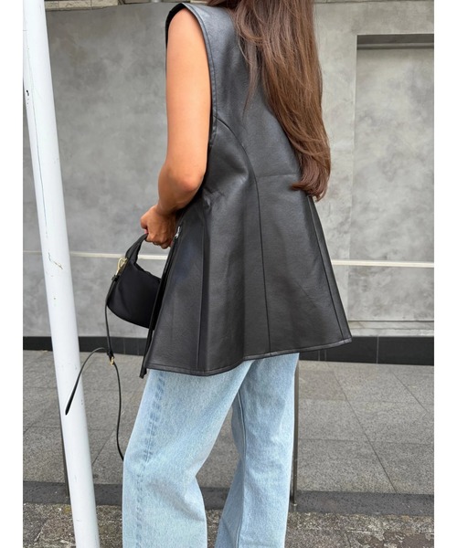 TRUNC(トランクエイティーエイト)の「V Neck Eco Leather Flared Vest(その他アウター・レディース・ブラック/ブラウン・FREE)」の9枚目の写真