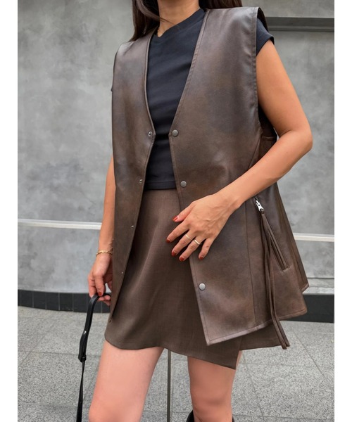 TRUNC(トランクエイティーエイト)の「V Neck Eco Leather Flared Vest(その他アウター・レディース・ブラック/ブラウン・FREE)」の12枚目の写真