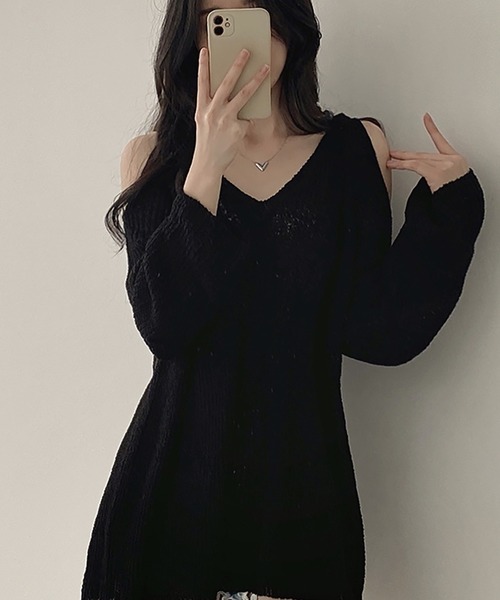 Girly Doll(ガーリードール)の「Vネックオフショルリブニット(ニット/セーター・レディース・ベージュ/ブラック/グリーン・FREE)」の1枚目の写真
