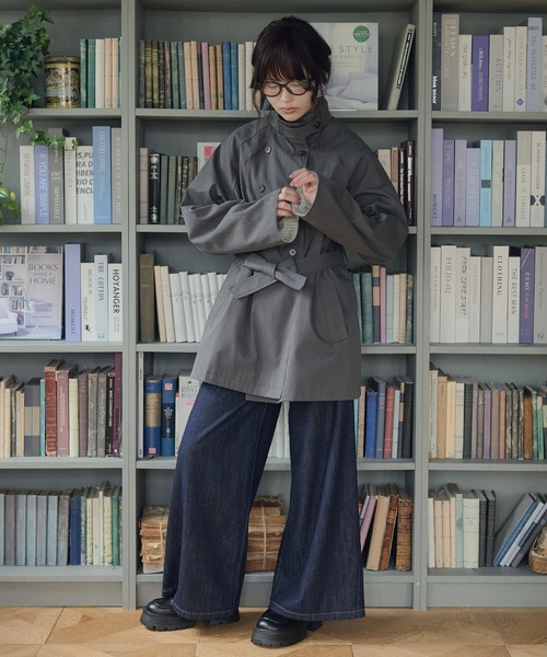 LiLIN(リリン)の「スタンドカラー ベルト付き ダブルボタン ミドル丈 コート(トレンチコート・レディース・ベージュ/チャコールグレー/アイボリー・FREE)」の5枚目の写真