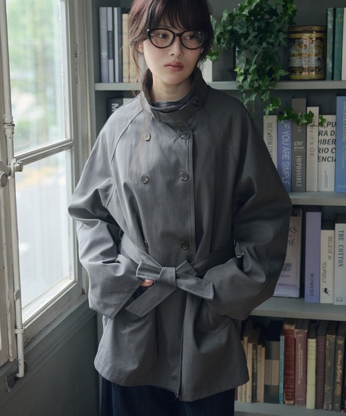 LiLIN(リリン)の「スタンドカラー ベルト付き ダブルボタン ミドル丈 コート(トレンチコート・レディース・ベージュ/チャコールグレー/アイボリー・FREE)」の6枚目の写真