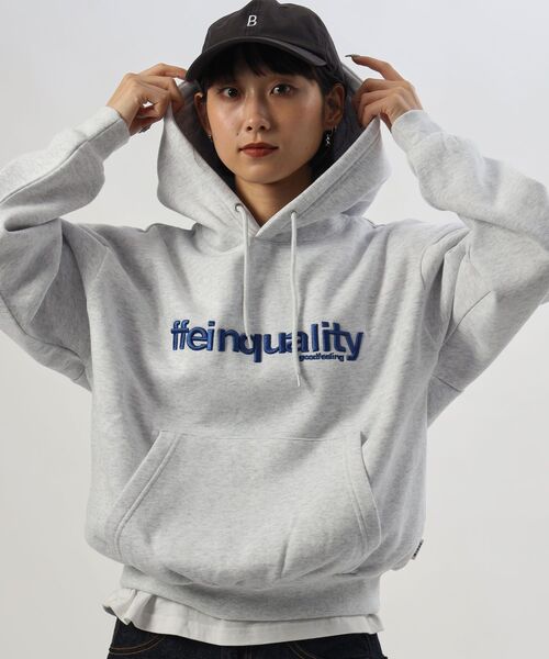 FFEIN(フェイン)の「【FFEIN(フェイン)】ヘビーウエイトセンターデカロゴ3D刺繍立体プルパーカー / プルパーカー フード フロントポケット 刺繍 裏起毛 ユニセックス(パーカー・メンズ・ブラック/ネイビー/アッシュグレー/ライトピンク・SMALL/LARGE/MEDIUM)」の1枚目の写真