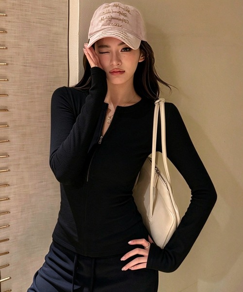 Aelina(エリナ)の「ノーカラーファスナーシンプルTシャツ(Tシャツ/カットソー・レディース・ホワイト/ブラック/ピンク・FREE)」の3枚目の写真