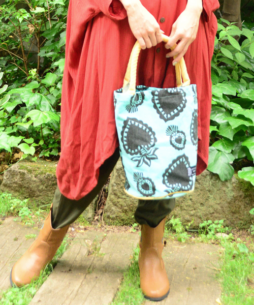 チャイハネ（チャイハネ）の「【チャイハネ】フォークロアプリント バケツバッグ（トートバッグ・レディース・ブラック/ターコイズブルー/イエロー/ピンク/ホワイト/オレンジ/マスタード/オフホワイト/パープル/グリーン・FREE）」の6枚目の写真