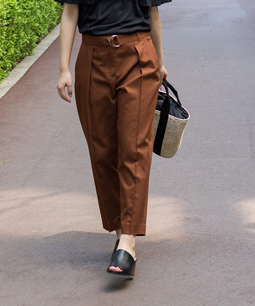 NATURAL BEAUTY BASIC（ナチュラルビューティーベーシック）の「センタータックペグパンツ（その他パンツ・レディース・ブラウン/カーキ・MEDIUM/SMALL/X-SMALL）」の2枚目の写真