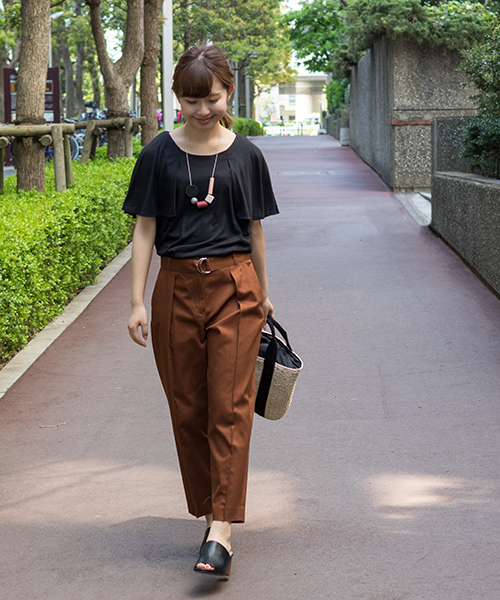 NATURAL BEAUTY BASIC（ナチュラルビューティーベーシック）の「センタータックペグパンツ（その他パンツ・レディース・ブラウン/カーキ・MEDIUM/SMALL/X-SMALL）」の3枚目の写真