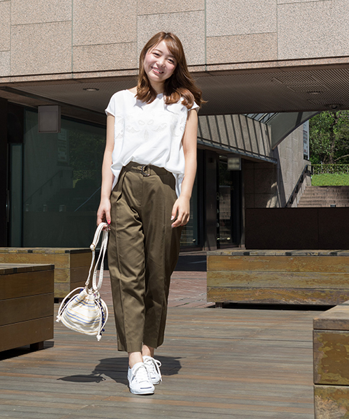 NATURAL BEAUTY BASIC（ナチュラルビューティーベーシック）の「センタータックペグパンツ（その他パンツ・レディース・ブラウン/カーキ・MEDIUM/SMALL/X-SMALL）」の4枚目の写真