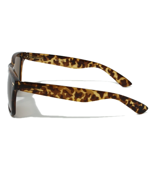 TOPMAN（トップマン）の「BROWN RETRO SUNGLASSES（サングラス・メンズ・ダークブラウン・ONE SIZE）」の3枚目の写真