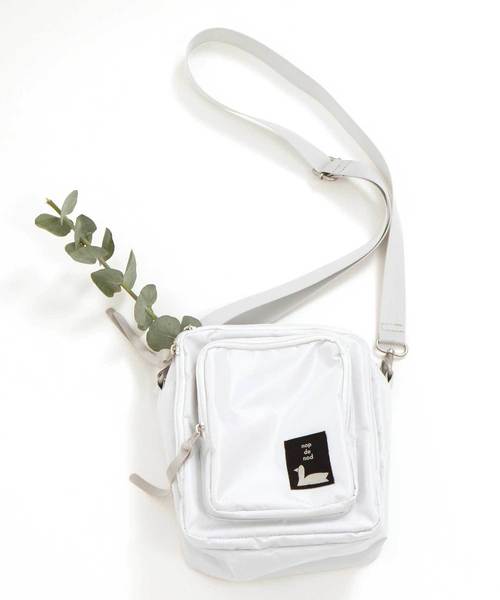 nop de nod（ノップドゥノッド）の「Carre ショルダーS（ショルダーバッグ・レディース・ブラック/レッド/ネイビー/オフホワイト・8）」の15枚目の写真