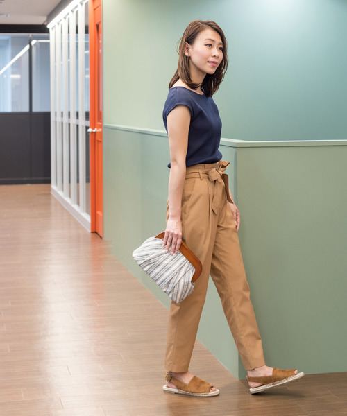 NATURAL BEAUTY BASIC（ナチュラルビューティーベーシック）の「ハイツイストコットンペグパンツ（その他パンツ・レディース・ダークベージュ/カーキ・MEDIUM/SMALL/X-SMALL）」の17枚目の写真